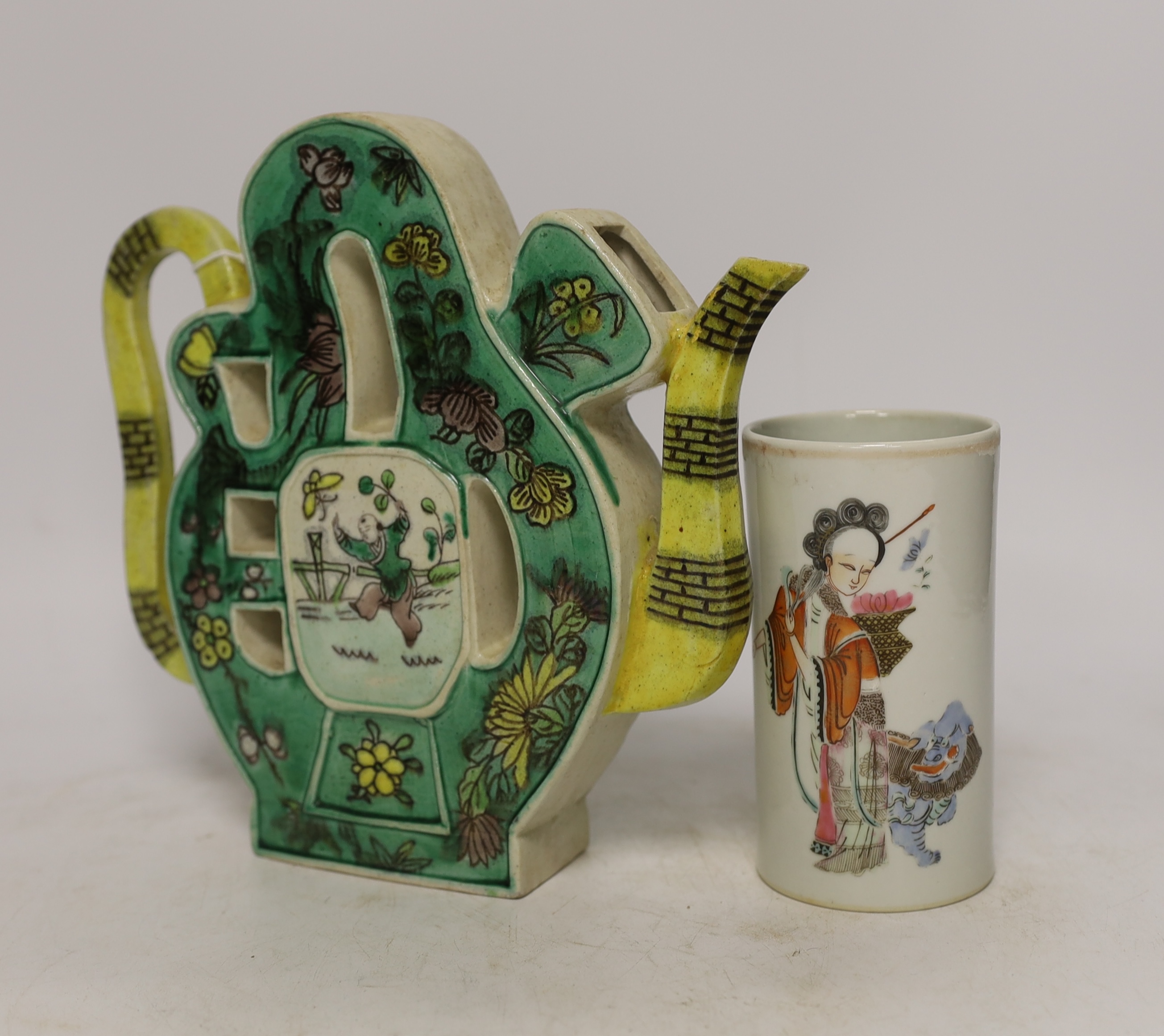 A Chinese wine pot and a famille rose brush pot, tallest 20cm